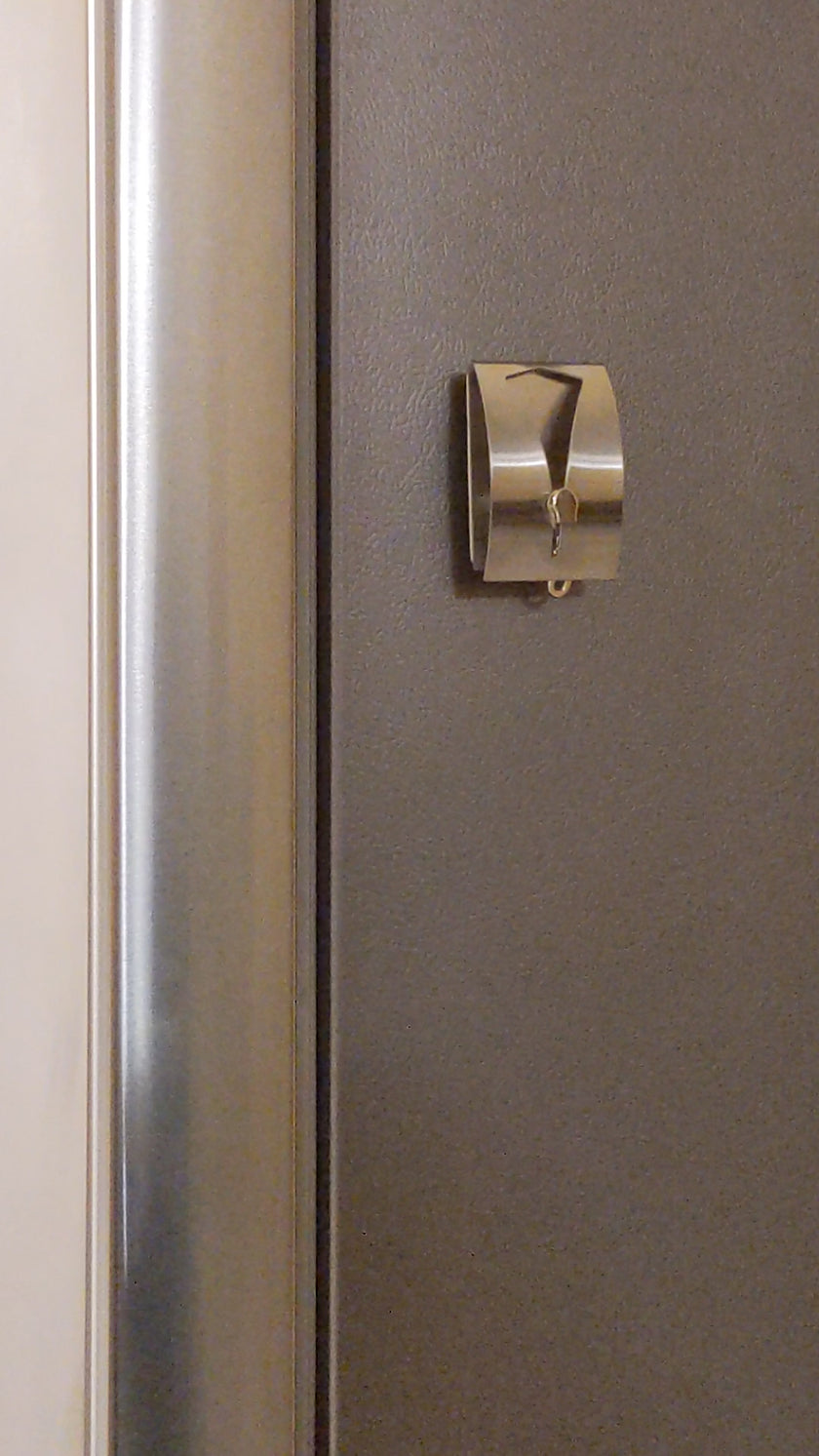 Zipper pull installation helper